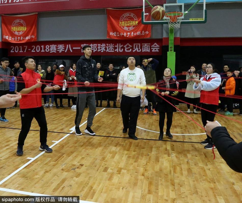 球馆内的互动环节,一名幸运的年轻球迷在场上防守雷蒙,他张开双臂,脸上洋溢着兴奋的笑容。