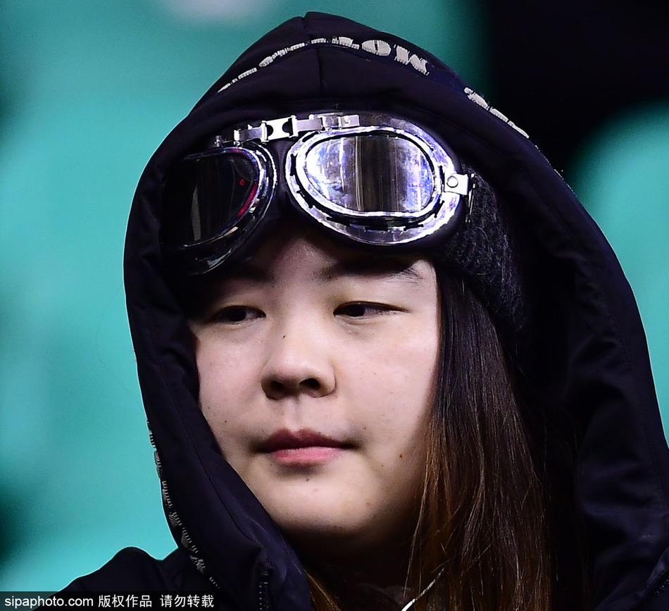 镜头拉远，整个看台仿佛被一层厚厚的冬装覆盖，观众们五颜六色的羽绒服和棉帽像拼图一样填满了每一个座位。尽管天气寒冷，但座无虚席的看台证明了篮球的魅力，足以驱散冬夜的严寒。