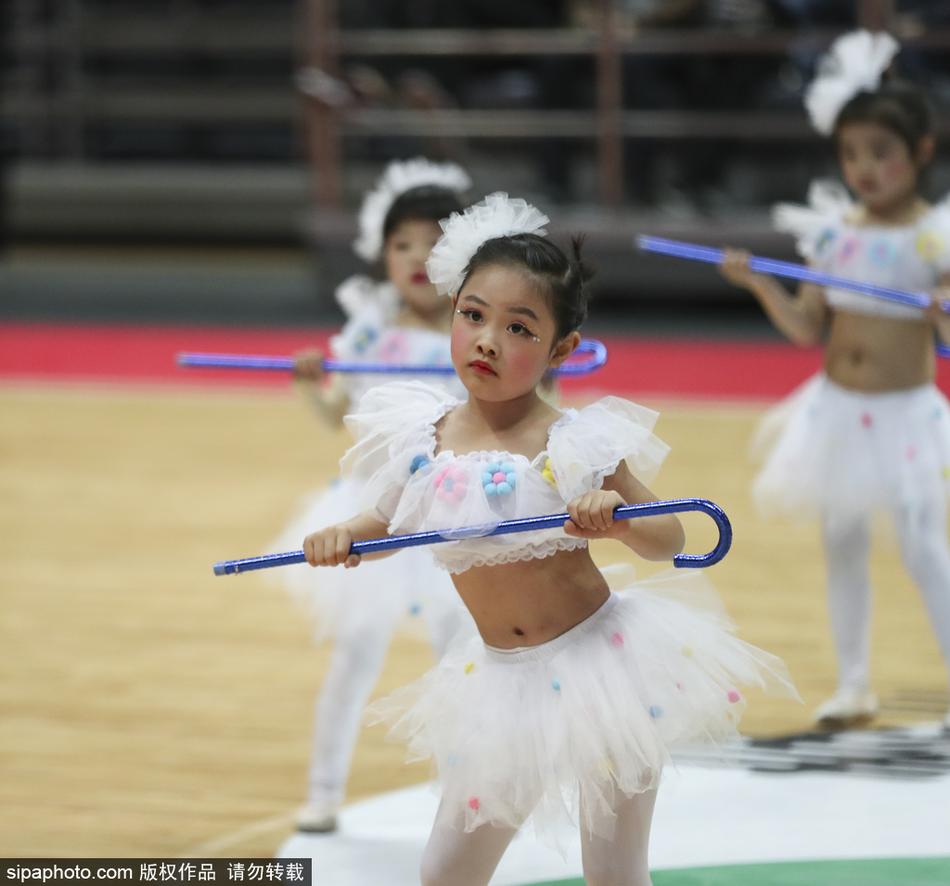 表演中，宝贝们一字排开，整齐地踏着舞步，手中的拐棍仿佛有了生命，将青春的活力与创意的趣味完美融合。