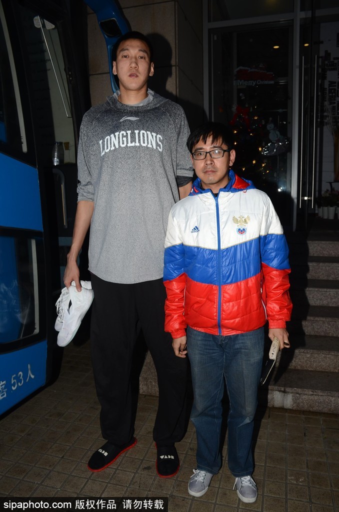 克里斯顿亲昵地搂着一位男球迷的肩膀合影，两人对着镜头竖起了大拇指