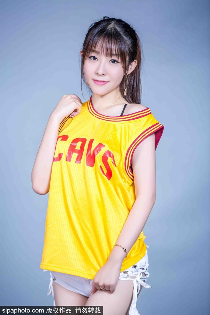 詹姆斯迷妹化身骑士篮球宝贝