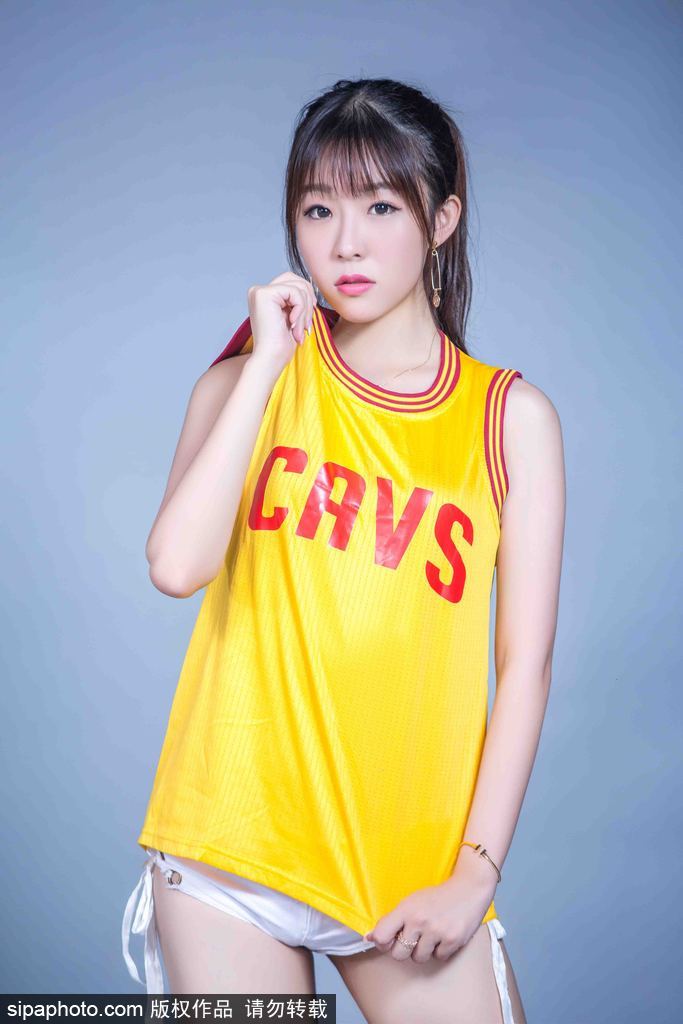 詹姆斯迷妹化身骑士篮球宝贝