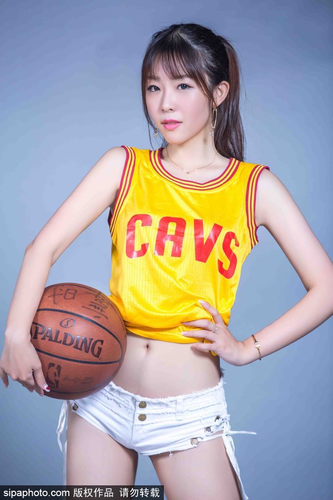 詹姆斯迷妹化身骑士篮球宝贝