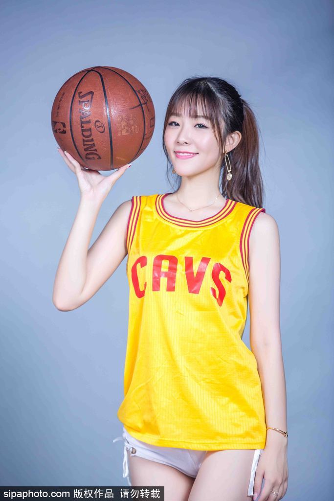 詹姆斯迷妹化身骑士篮球宝贝