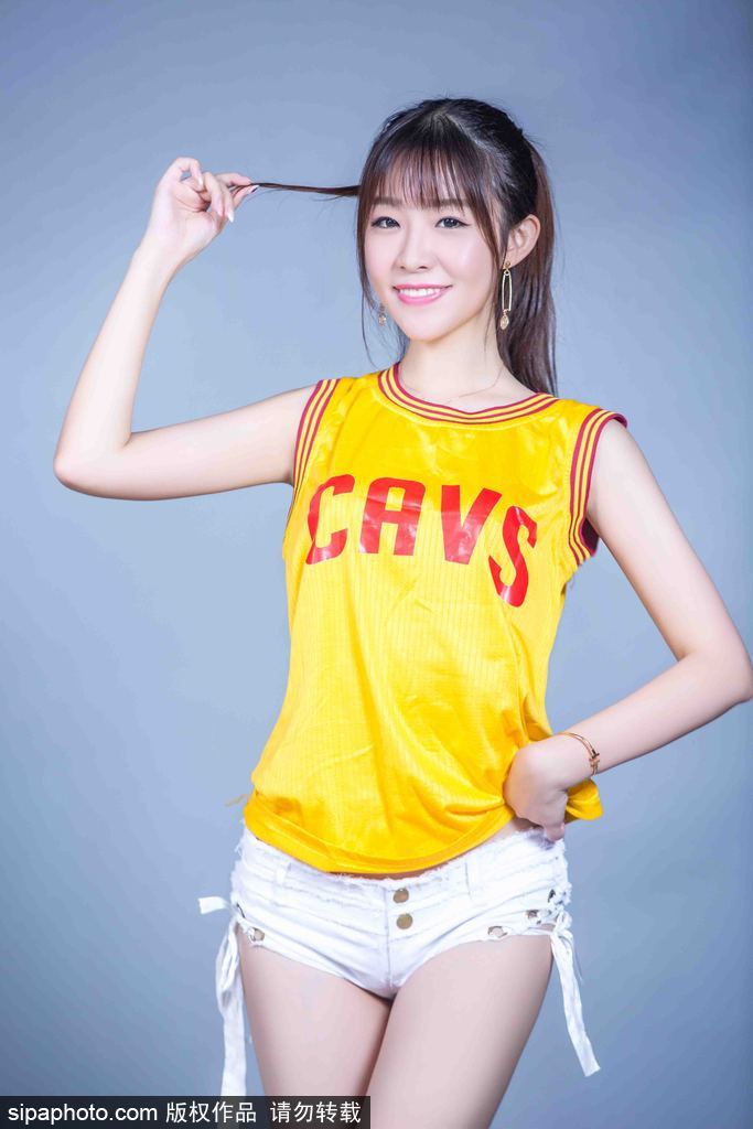 詹姆斯迷妹化身骑士篮球宝贝