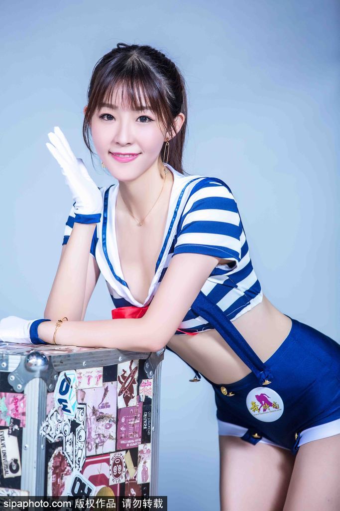 最后一张照片中，宝贝们集体面向镜头，做出敬礼的手势，仿佛在向客场作战的宏远将士们致敬：前方征途漫漫，后方有我们最美的祝福。