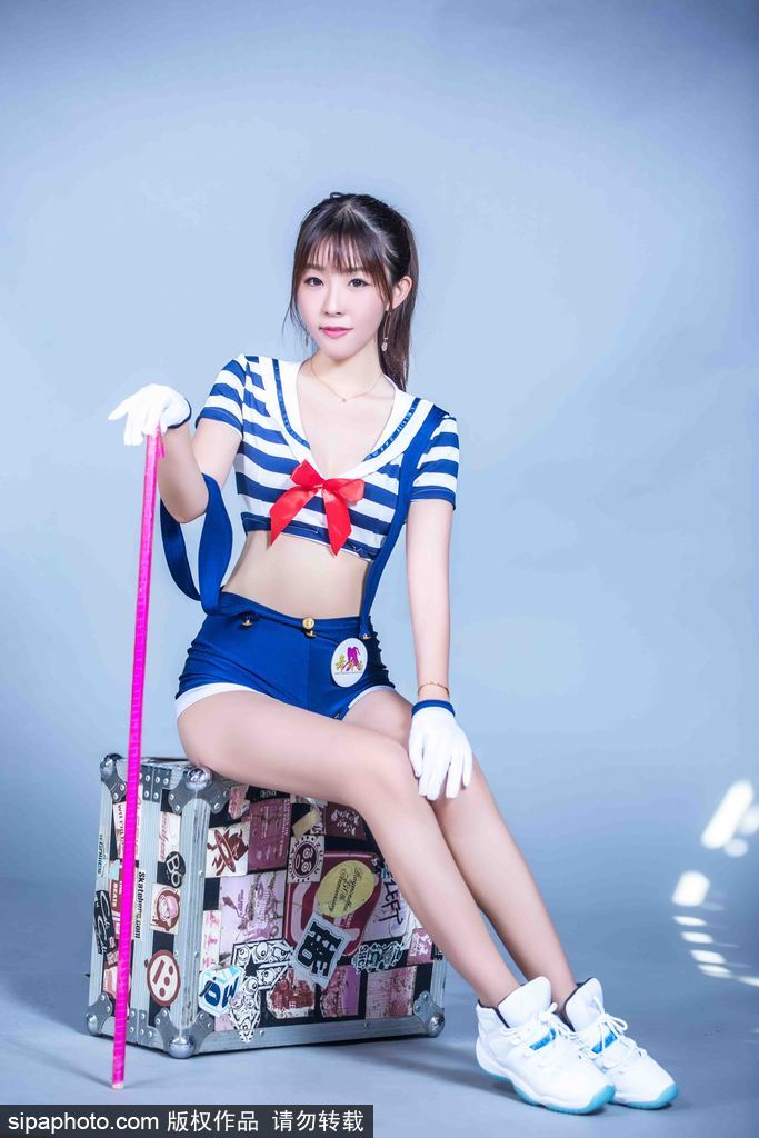 另一角度的合影，宝贝们或俏皮眨眼，或温柔浅笑，水手服的飘带随风微动，定格了2017年冬夜那抹最温暖的助威力量。