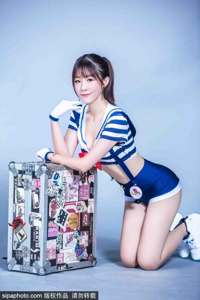 宏远宝贝身着蓝白水手服，在镜头前回眸一笑，裙摆轻扬，仿佛海风拂过赛场，带来清新的胜利气息。