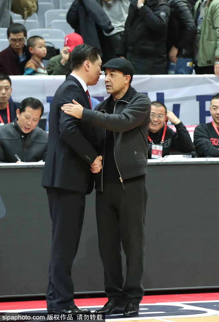 广厦队李京龙在外线果断出手三分,皮球在空中划出一道美丽的弧线,父亲的射手基因在这一刻完美显现。