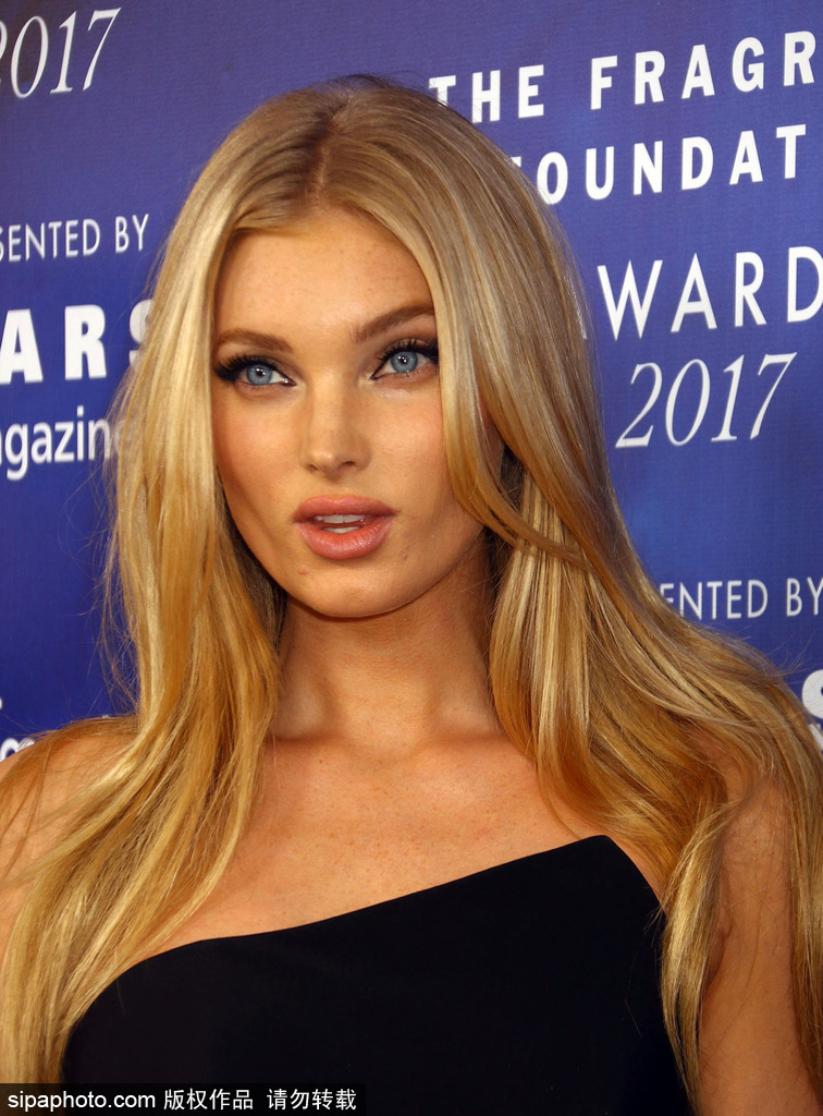 活动内场，艾尔莎身着简约修身裙装，侧身而立，展现出篮球运动员特有的挺拔身姿与流畅的身体线条