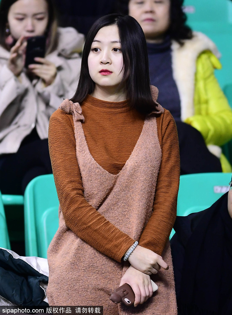 孙婉晴手持一张特制的圆形加油卡,上面印着辽宁队的标志,她将卡片轻轻放在面前,脸上洋溢着温柔的微笑,仿佛在用最温暖的方式为场上的球员传递力量。