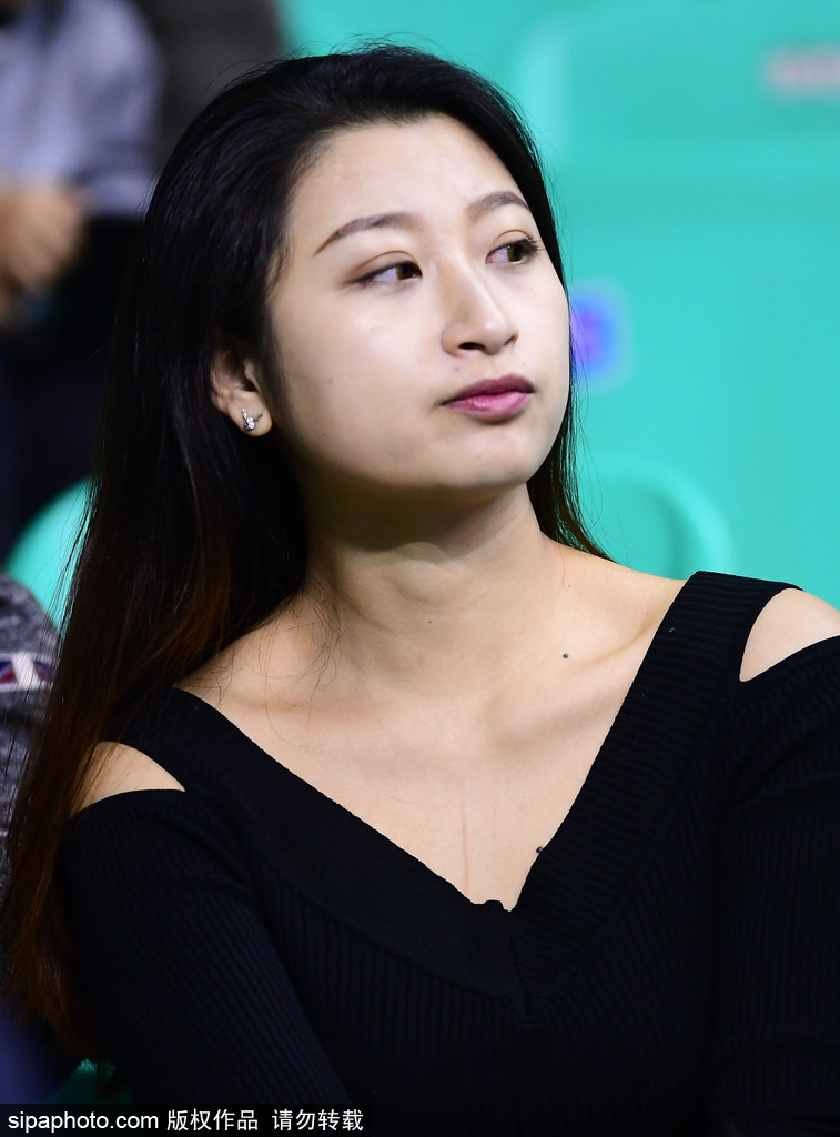 这位“彩虹女神”正低头摆弄着手机,似乎想要记录下今晚在球场的奇妙经历,她的发辫如瀑布般垂下,成为本溪体育馆那个赛季最柔和的回忆。