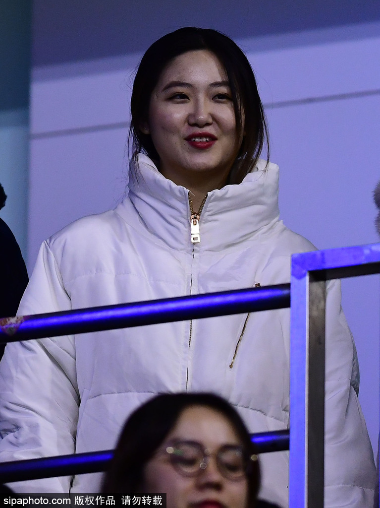 最后这位美女球迷戴着时尚的毛线帽,她目光炯炯地盯着场内,双手自然地放在膝上。从她专注的神情可以看出,她完全沉浸在了这场辽疆大战的紧张氛围中,此时此刻,她和身边数千名球迷一样,只为篮球而动情。