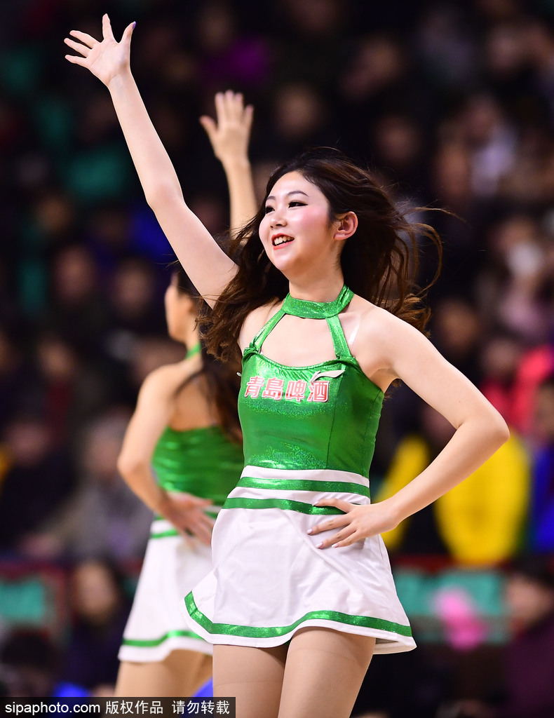 镜头拉近,一位啦啦队员露出灿烂自信的微笑,她在舞动中仿佛忘却了冬日的寒冷,用专业且富有感染力的表现诠释着篮球宝贝的独特魅力。