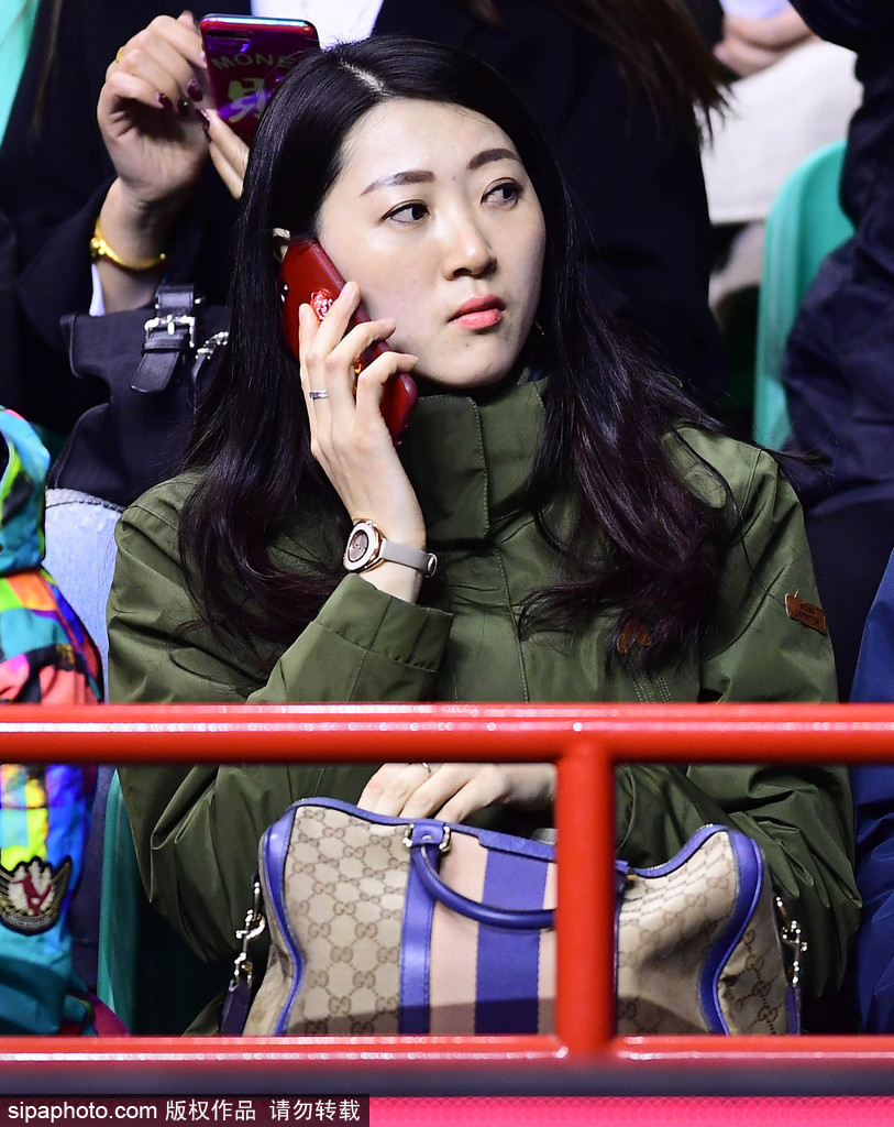 在人群之中,孙婉晴拿出手机记录下赛场的精彩瞬间,她身后的球迷们或欢呼或紧张,而她依然保持着那份独特的宁静与优雅,仿佛想把这一刻的美好永远留存。