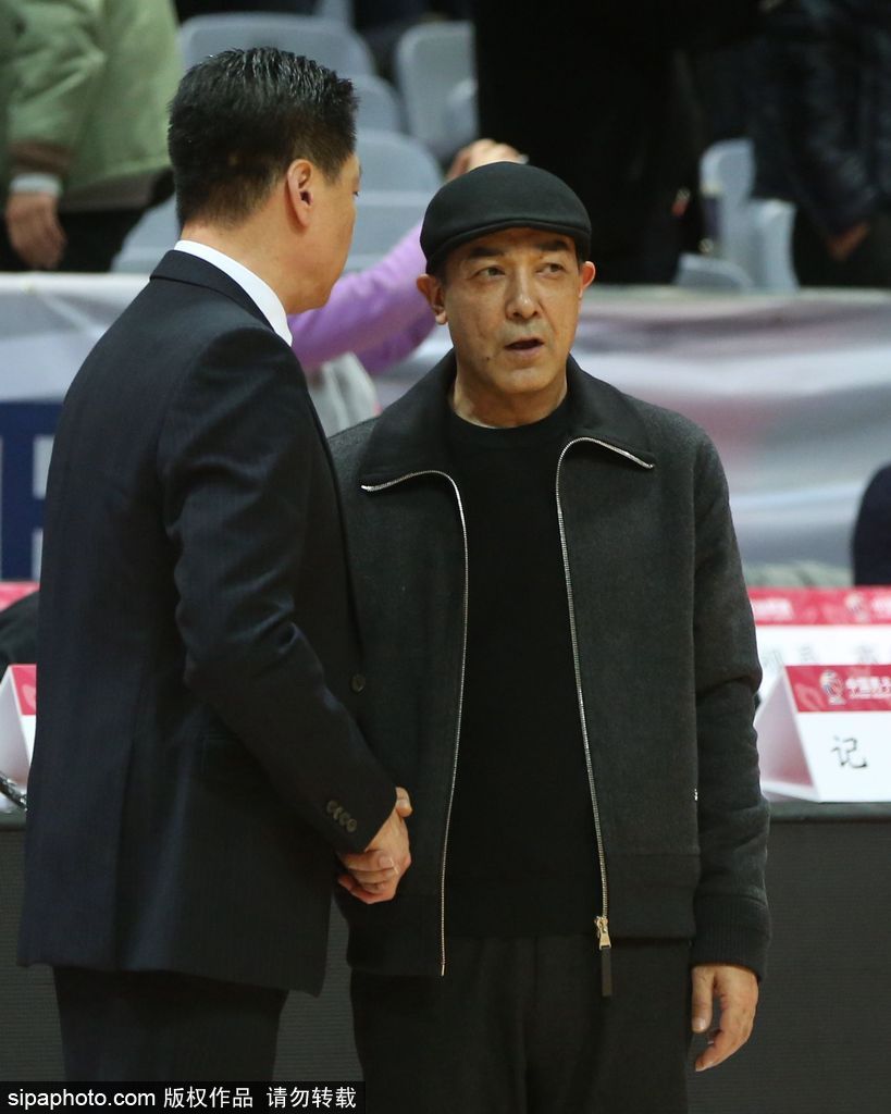 八一队核心后卫阿尔斯兰在广厦防守球员的夹击下强行突破,他眼神坚毅,仿佛要证明自己不仅是名宿之子,更是能独当一面的战士。