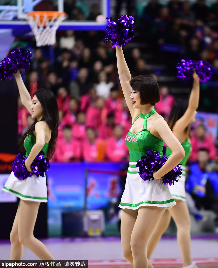 聚光灯下，领舞的宝贝双手叉腰，展现出自信迷人的微笑，身后的队友们动作整齐划一，飞舞的衣袂和灿烂的笑容，让激烈的赛场多了几分灵动与温柔。