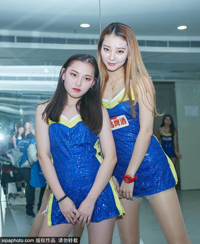 寒训中的专注一瞥，啦啦队员在空荡的看台前反复练习托举动作，紧绷的肌肉线条诉说着舞台下的刻苦与坚韧