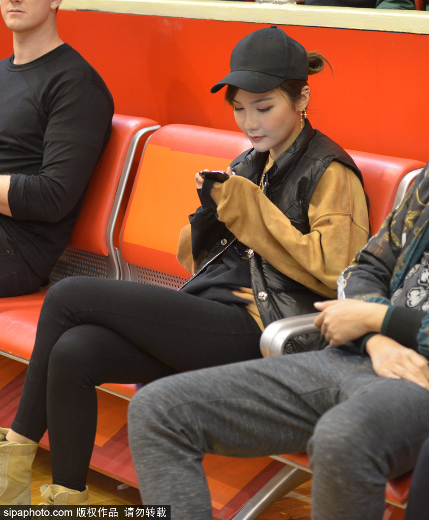 睢冉妻子在看台上神情略显紧张,双手紧握,仿佛能透过镜头感受到她对丈夫伤势的担忧以及对球队胜负的牵挂。