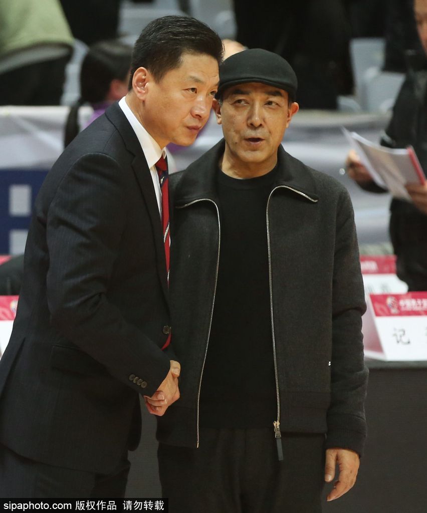 赛后两人握手寒暄,脸上都带着从容的微笑,背后的记分牌记录着比分,却记录不下这跨越二十余载的深厚情谊。