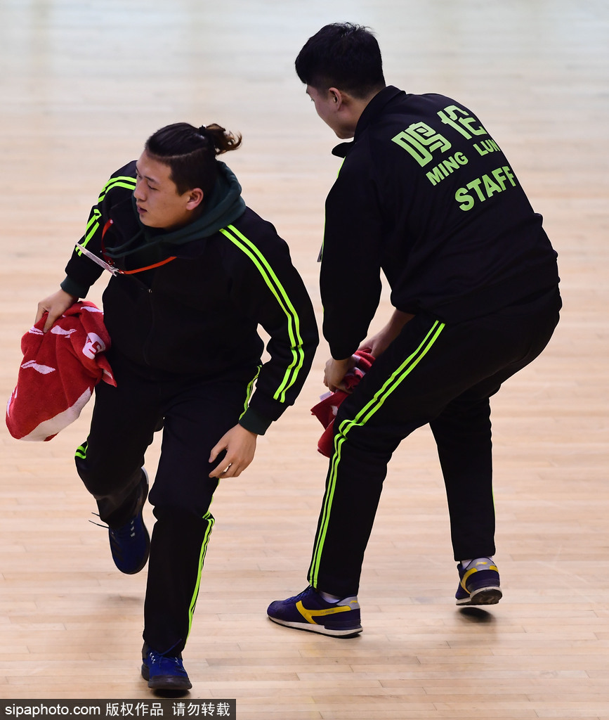 “擦地哥”孟飞双膝跪地,双手紧握白色毛巾飞速擦拭地板,专注的眼神中透露出对这份志愿工作的极致认真与热爱