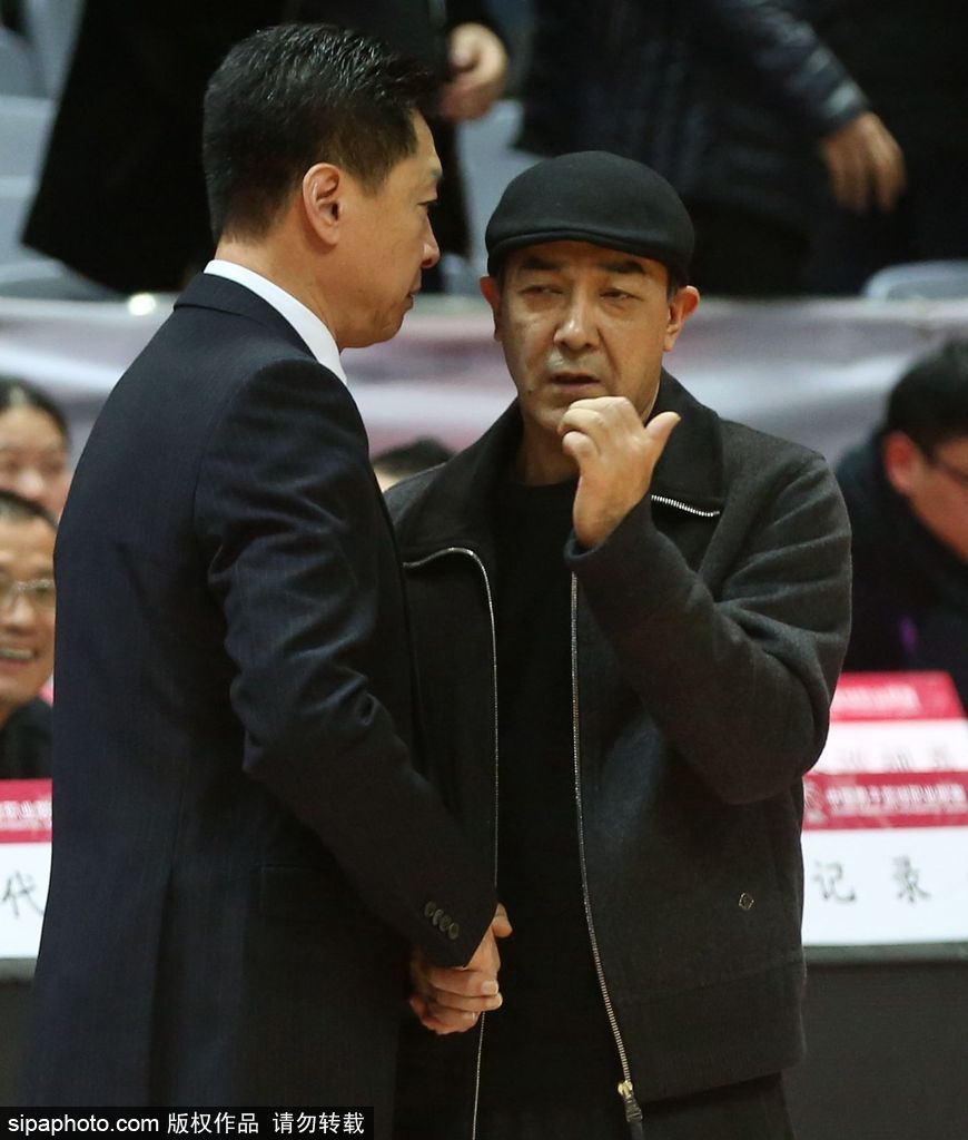 李春江指导眉头微蹙,眼神越过人群看向远方,似乎在思考着比赛的得失,又或是回忆起自己年轻时在球场驰骋的峥嵘岁月。