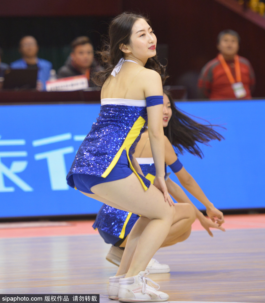 一名篮球宝贝在表演中高高跃起,裙摆飞扬,犹如冬日里的一团火焰,她的每一个细胞都在随着音乐的节拍律动。