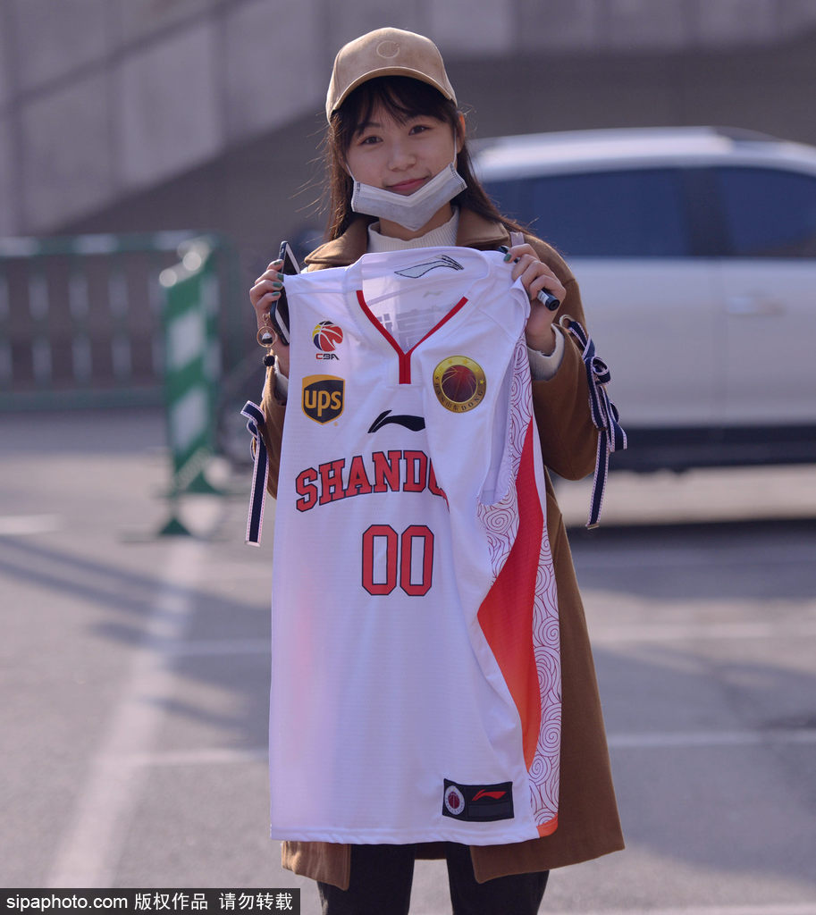 天色渐暗,几位迷妹在昏黄的灯光下依然不愿离去,她们有的在整理刚获得的签名,有的还在向场馆内张望,希望能再多看一眼心中的偶像。