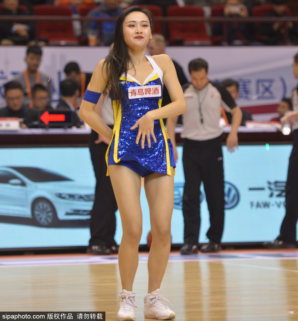 在聚光灯的追随下,山东高速的篮球宝贝们扎着高马尾,身着闪亮队服登场,她们张开双臂,用充满力度的开场舞瞬间引爆主场气氛。