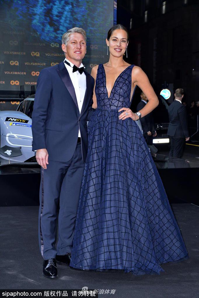 伊万诺维奇身穿一袭优雅长裙，挽着施魏因施泰格的手臂，两人共同步入颁奖礼堂，气场十足