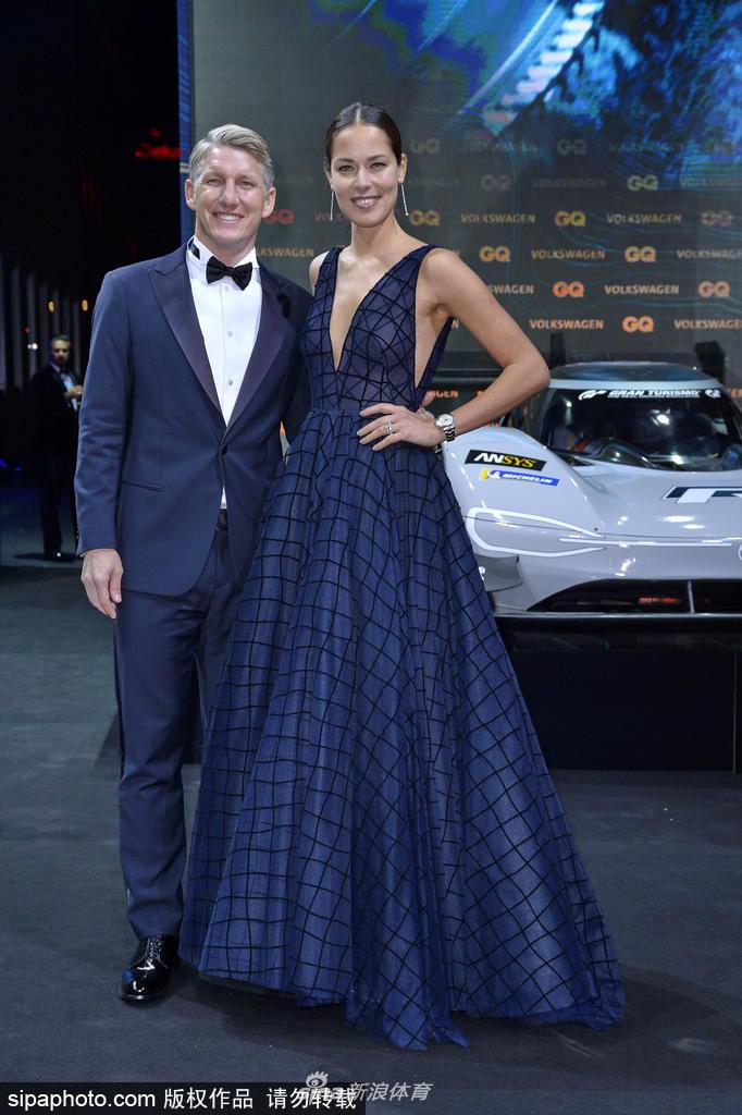 伊万诺维奇在休息区优雅落座，施魏因施泰格俯身与她轻声交谈，宛如电影中的浪漫场景