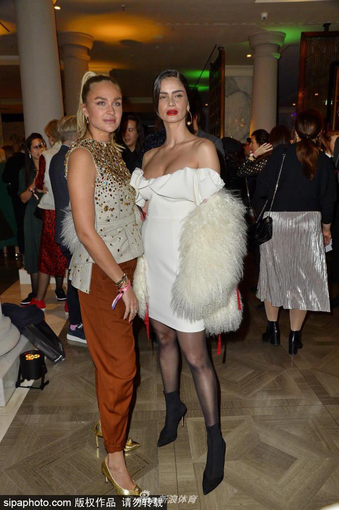 两人一前一后走在柏林街头的斑马线上，保持着微妙的距离，仿佛是两条曾经交汇过、如今又回归平行的线。