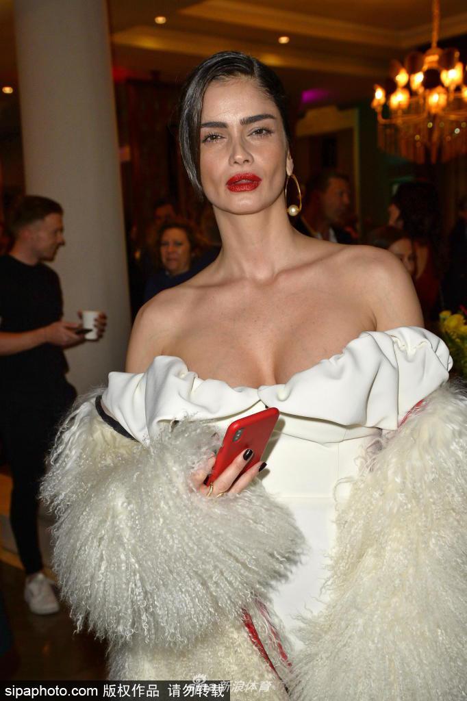 珊娜回眸一笑，长发在柏林冬日的微风中轻轻飘动，眼神中流露出淡然与自信，丝毫看不出与身旁名门之后是旧日恋人。