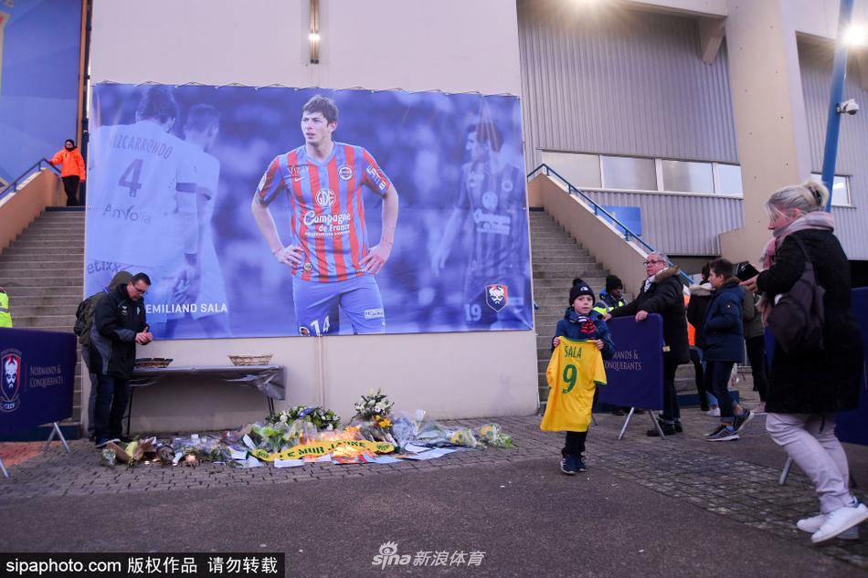 在卡昂体育场外，一位头发花白的老球迷身披南特队围巾，低头凝视着手中萨拉的相框，眼神中满是哀伤与不舍，仿佛在与老朋友进行最后的道别。