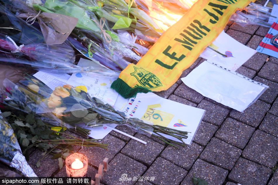 一名南特小球迷骑在父亲的肩膀上，他努力地探出身子，试图将一条印有萨拉名字和9号的蓝色围巾扔向球场中央，仿佛这样就能离自己心目中的英雄更近一些。