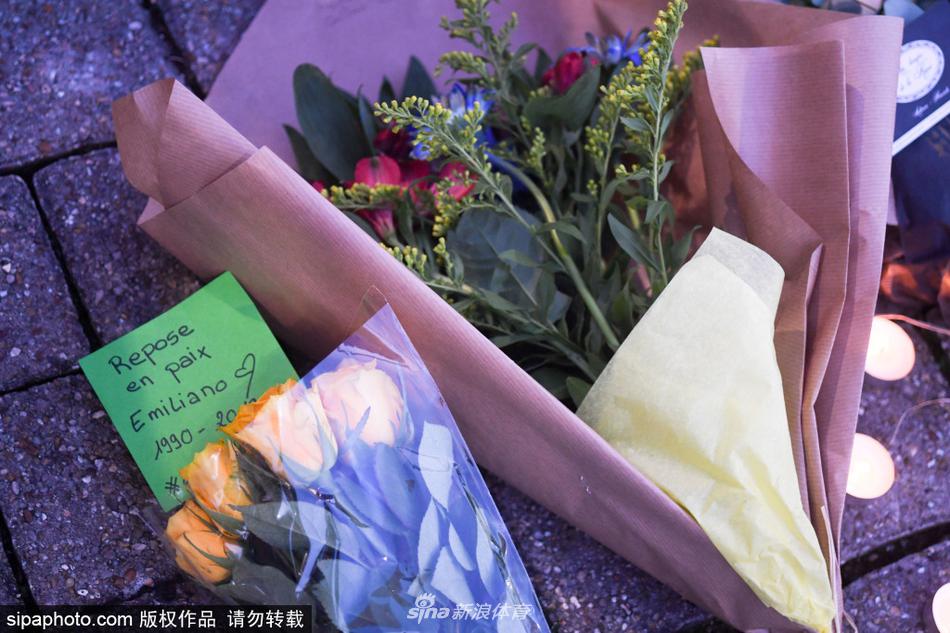 几名南特球员在赛前热身时，特意身穿印有萨拉头像的白色T恤，T恤背后写着“我们爱你，萨拉”，他们围成一圈，低头默哀，场边的闪光灯记录下这沉重的一刻。