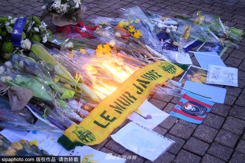 卡昂体育场的看台上，几名年轻的南特球迷共同展开一面巨大的萨拉头像横幅，横幅上的萨拉面带微笑，仿佛正与看台上无数挥舞着围巾的球迷们对视。