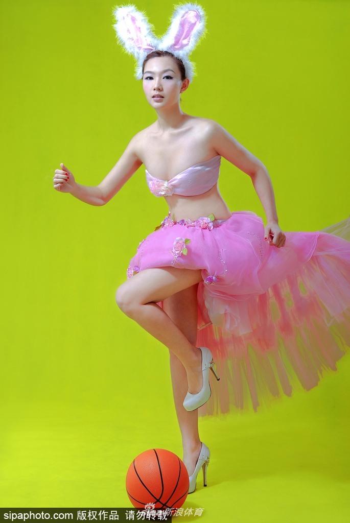 刘闻雯单手轻抚秀发，兔耳朵发饰增添了几分俏皮感，精致的妆容下眼神深邃，仿佛在思索着下一场球赛的战术，展现出知性与野性并存的独特气质。