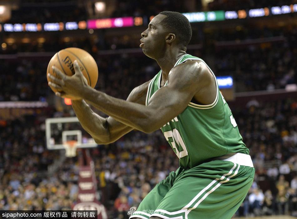 巴斯在训练中完成一记势大力沉的双手灌篮,他单手挂框,身体在空中形成一张拉满的弓,仿佛要将所有的能量都倾注在沈阳的这个新舞台上。