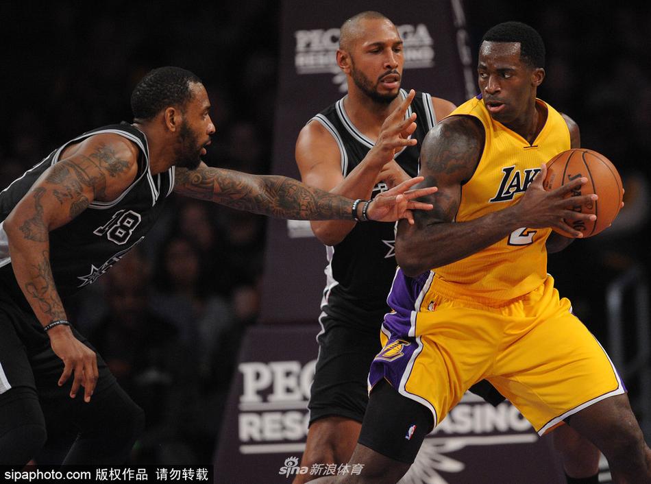 刚下飞机的巴斯在机场被热情的辽宁球迷团团围住,他面带微笑为球迷签名,身上还穿着那件标志性的训练外套,身后是繁忙的国际到达出口。