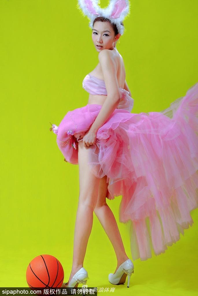 刘闻雯化身俏皮兔女郎，身姿曼妙，双手托腮对着镜头甜笑，仿佛篮球场上最灵动的精灵，一双笔直美腿格外吸睛。