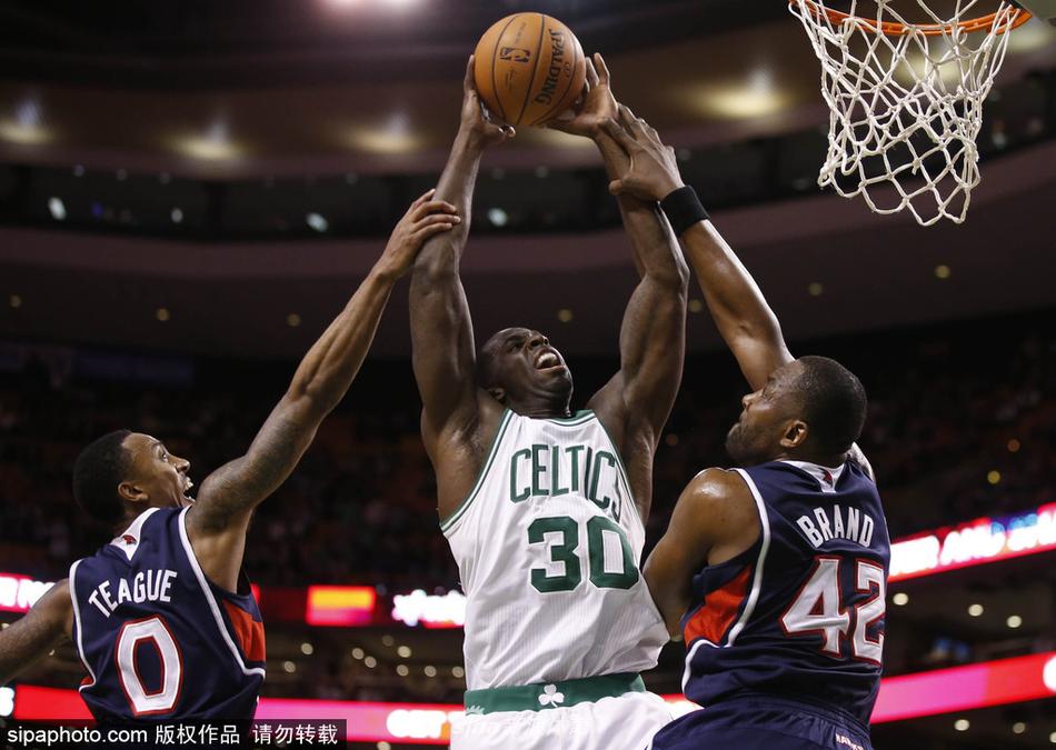 巴斯在NBA赛场上与对手激烈卡位,他压低重心,全身肌肉紧绷,像一头斗牛犬般死死挡住身后的高大对手,展现了矮壮内线独有的生存法则。