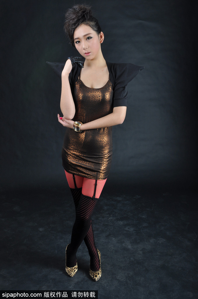 霓虹光影中，篮球宝贝扭动腰肢侧身回眸，曲线玲珑，服装上的光带随着动作闪烁，充满动感韵律，令人过目难忘。