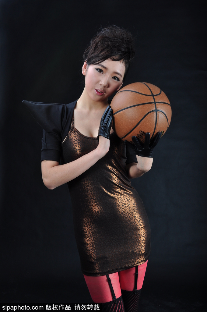 篮球宝贝与全息投影篮球互动,她轻轻托起虚拟的发光篮球,姿态舒展,未来感十足的装备让她如同掌控时空的少女。