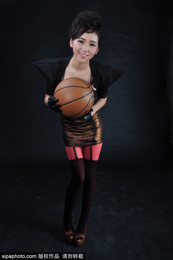 篮球宝贝侧卧炫光地面,银色战衣折射出梦幻光泽,修长身材与未来感背景完美交融,宛如沉睡的时空使者。