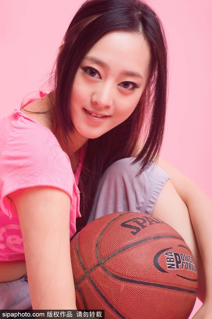 夕阳的余晖给整个球场镀上一层金边，李昕瑶倚靠在篮球架上，侧脸轮廓温柔，眼神望向远方，仿佛在憧憬未来的无限可能。