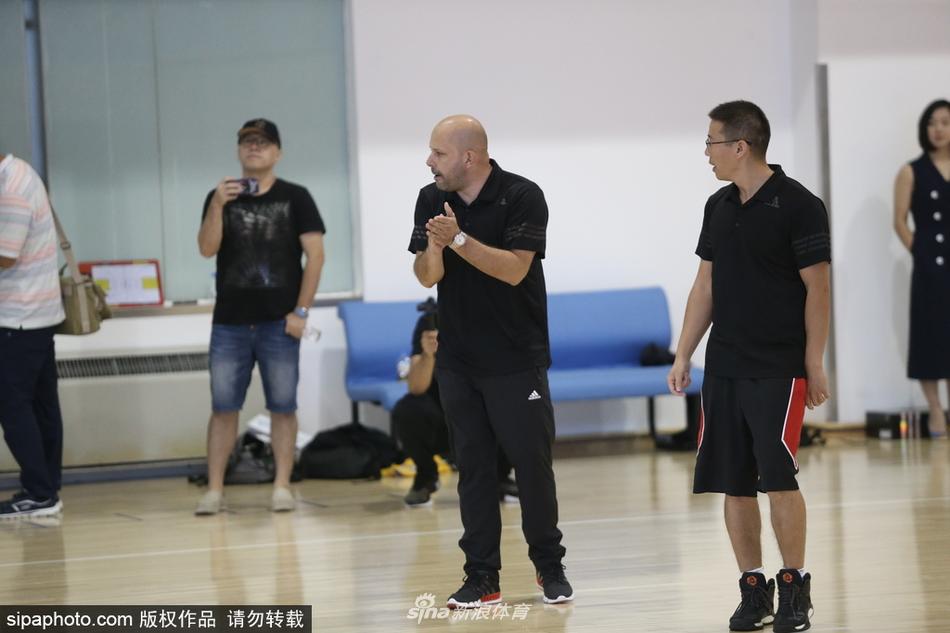 大外援贾斯汀·汉密尔顿在训练中高高跃起，完成了一次势大力沉的单手劈扣，他修长的身形和出色的运动能力展露无遗。