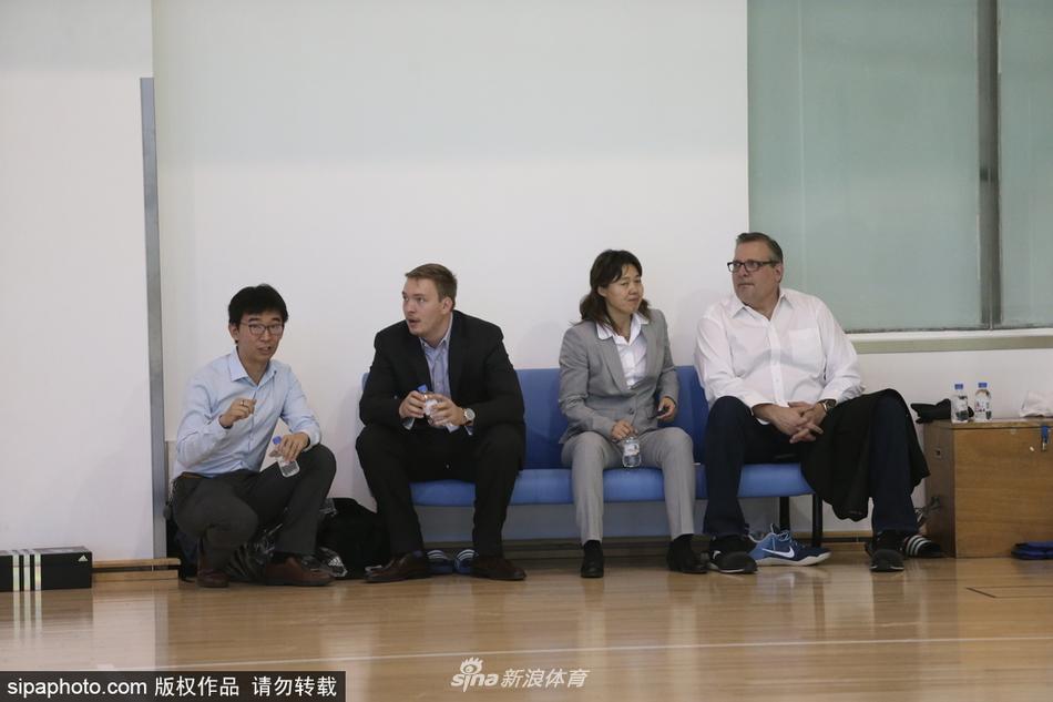 主帅雅尼斯神情专注地在场边指挥，他用手势和呼喊调动着场上的每一名球员，将全新的战术理念植入这支崭新的球队。