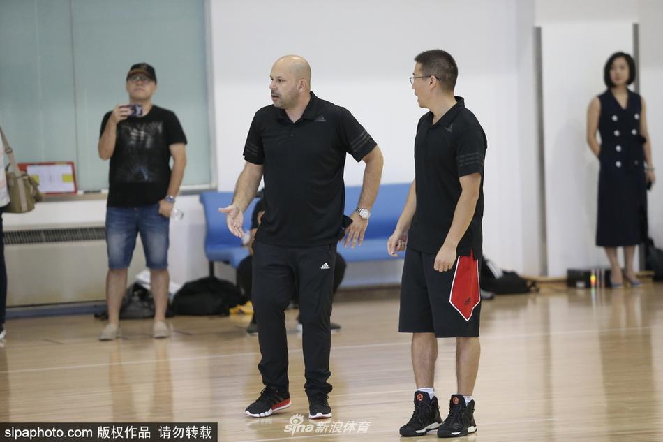 北京首钢新外援艾伦·杰克逊在训练场上运球疾走，目光如炬，专注的神情仿佛已为新赛季的冲锋做好了准备。