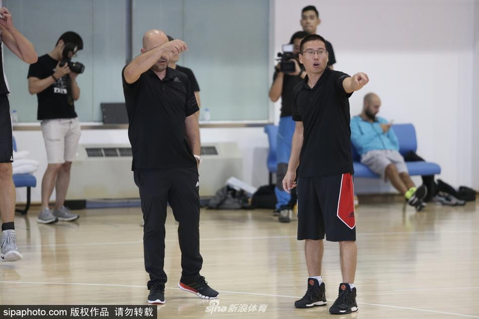 训练场上，新援杰克逊持球面对防守，他运球节奏多变，眼神中透露出洞察全局的冷静，准备随时为队友送出妙传。